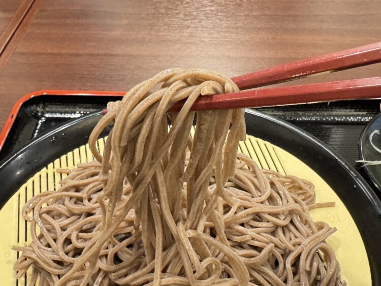 食感、香りのバランスがいい『よもだそば』の自家製麺。