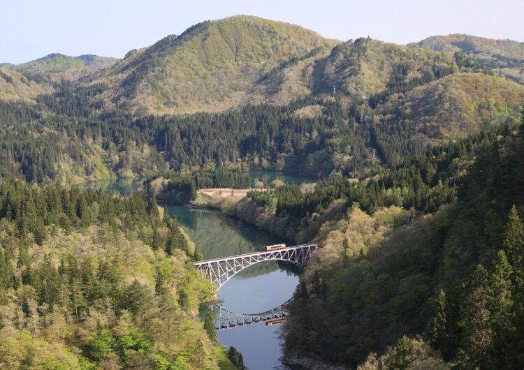只見線は日本屈指の秘境路線。ビューポイントから第一只見川橋梁を見下ろす（撮影＝鈴木健太）。