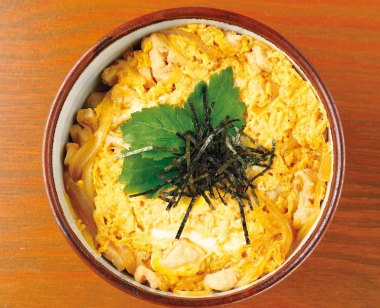 おやこ丼1540円。汁物、小鉢、香の物付き。