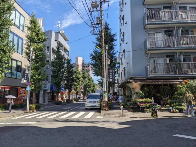 下北沢の六差路。道が複雑に交差しているのも下北沢らしい景色。