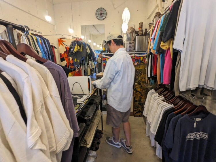 藁谷さんはアパレル業界に長く勤務した後、独立して古着店を始めた。