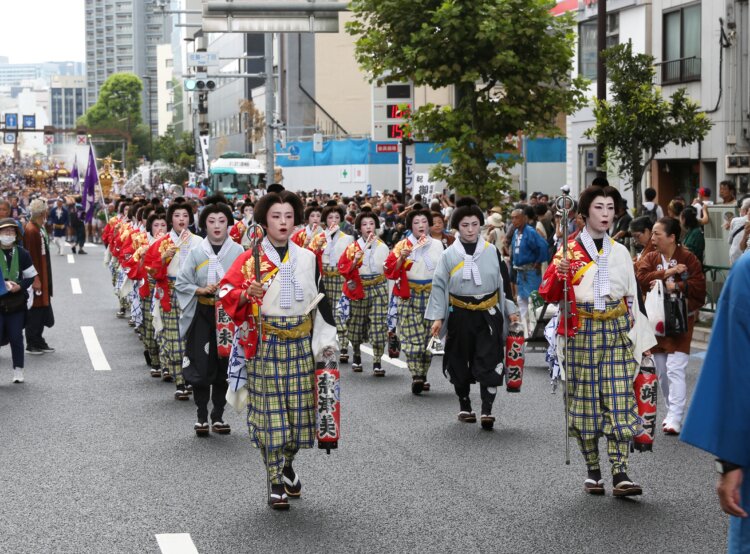 木遣りや手古舞（写真）が神輿を先導する。統制のとれた渡御にも注目！