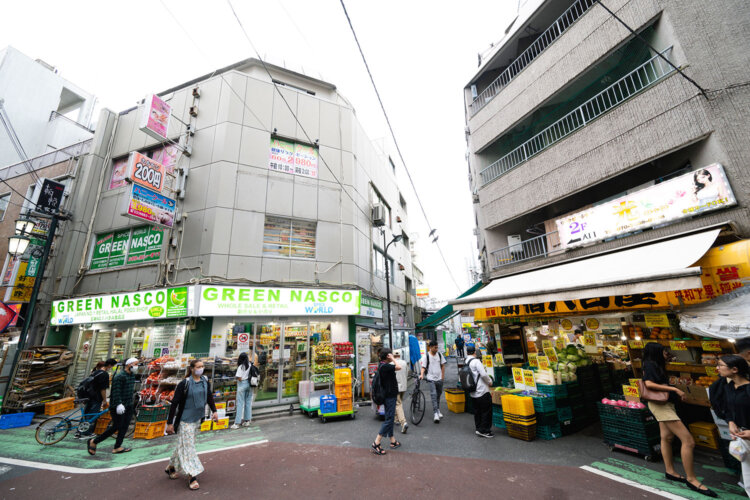 食事のついでに多民族の街を象徴するイスラム横丁も散歩してみては。