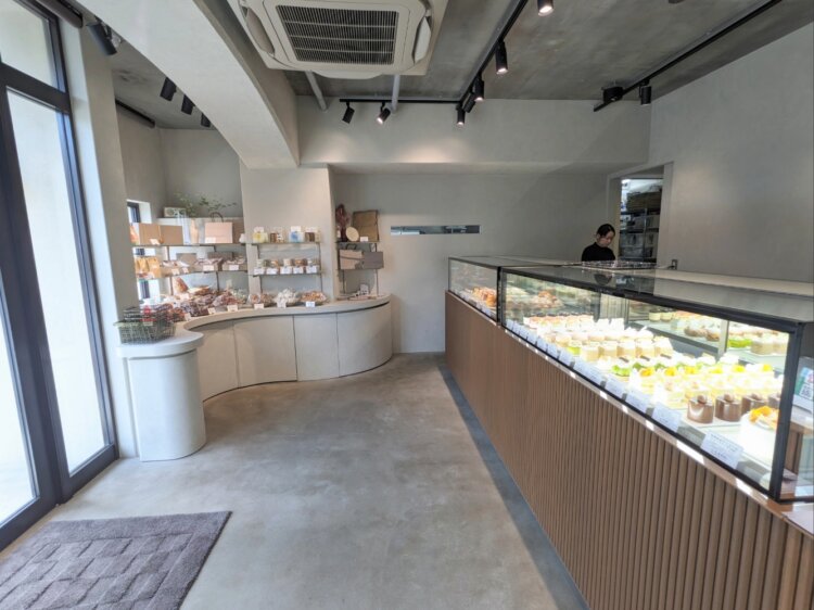 ライフスタイルショップのようなすっきりとした内装がケーキの魅力を際立てる。