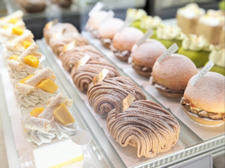 ショーケースに並ぶケーキたち。決して奇をてらってはいない、個性的なデザインが秀逸。