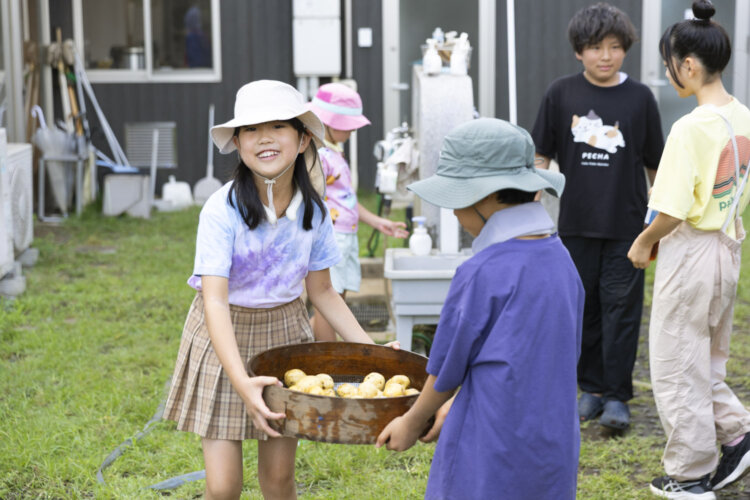 「こども農園」の子供たちが、自ら育てた野菜を販売するために準備中。