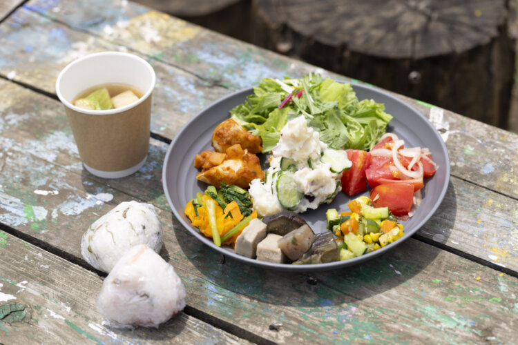 総菜の量り売りは1g1円（おにぎりと味噌汁は『咲多家』が提供）。ほかにも、『亀屋本店』、『kyklopsketch』、『Flowers＆Plants PETAL』など近隣の店が参加。