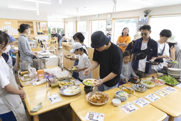 12時の開店と同時に、待ってましたとばかりに列ができる「まろん食堂」。