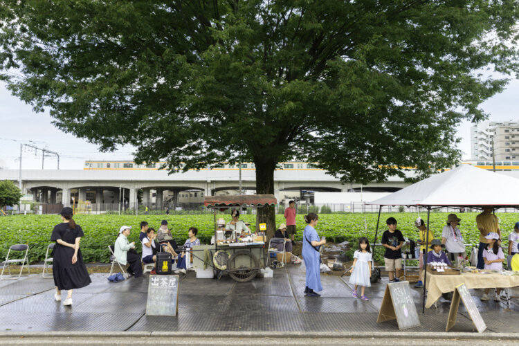 シンボリックなケヤキの木の下は、小金井名物の珈琲屋台『出茶屋』の定位置だ。次から次へと人が集まってくる。