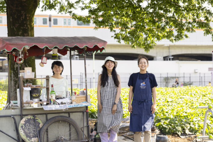 右から、江頭みのぶさん、種生芽実さん、『出茶屋』店主の鶴巻麻由子さん。小金井市『丸田ストア』出店を機に随所でイベントを行う仲間だ。