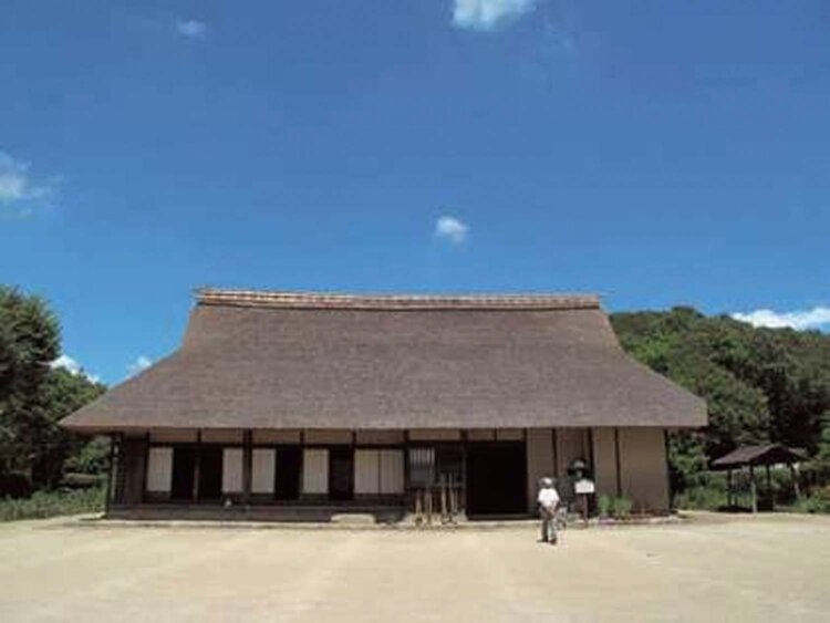 茅葺きの民家では、毎日囲炉裏に火をおこしている。