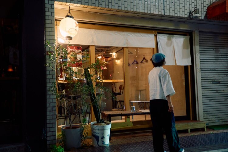 路地裏にぽっとともる灯りに誘われて。