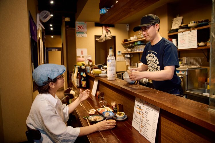 焼きたてを順次提供。地鶏入りおまかせ串コース5本2640円、8本3740円。
