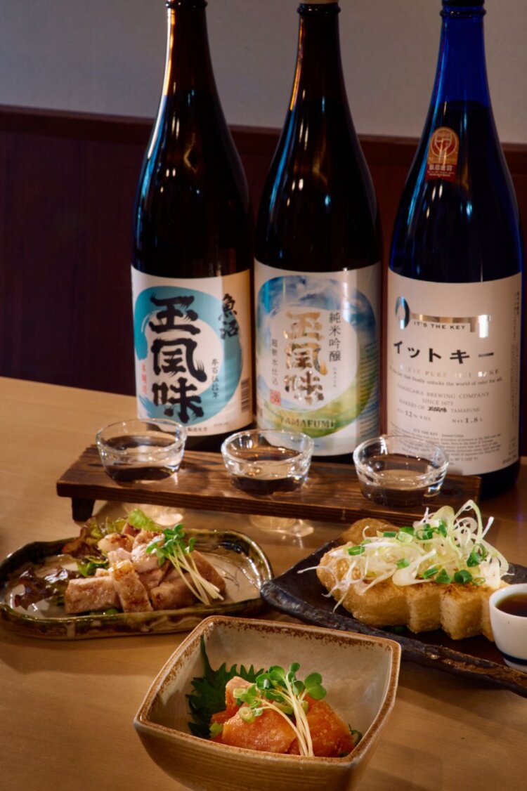 利酒セット玉川酒造3種1100円。美雪ます刺身の小鉢1080円、越後もち豚特製味噌焼き750円、栃尾の油揚げねぎ焼き（半分）640円。