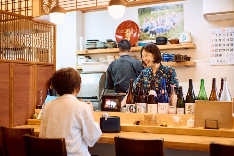 テーブルには酒燗器。好きな温度で楽しめる。