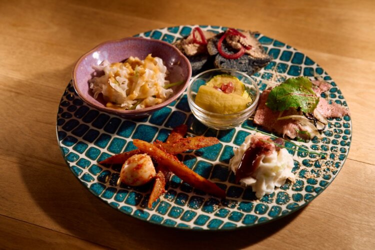 おばんざい6種盛り1540円。ごぼうとうずらのキムチ、竹炭パンと猪のレバーパテ、牛タンカルパッチョ、ホタルイカと里芋のポテサラなど、メニューは日替わり、チョイスはおまかせ。