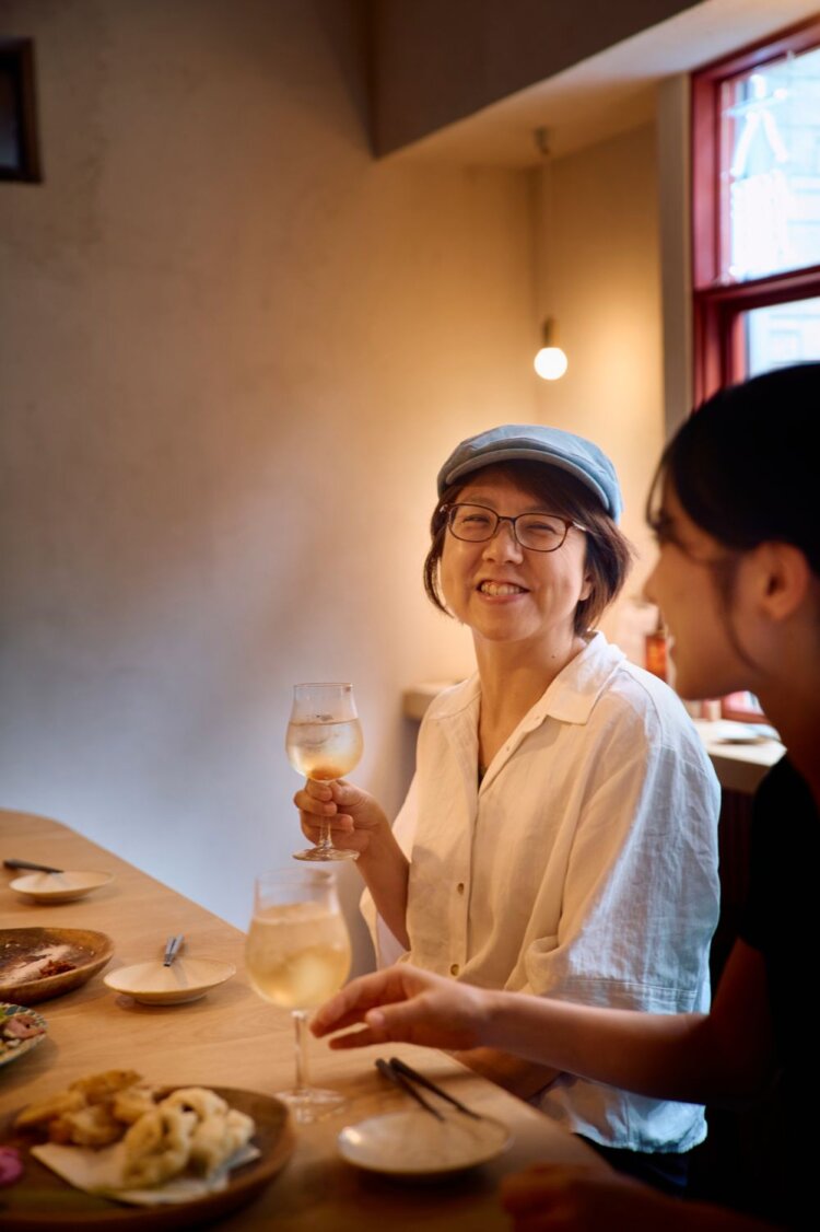 一人で楽しむ女性客もちらほら。