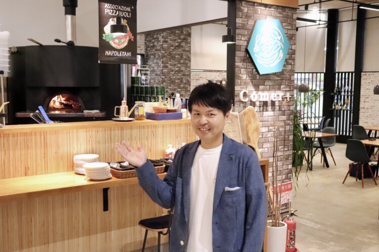 マルシメ4代目の遠藤宗一郎社長。「産直野菜を使用した焼きたてのピッツァをどうぞ！」