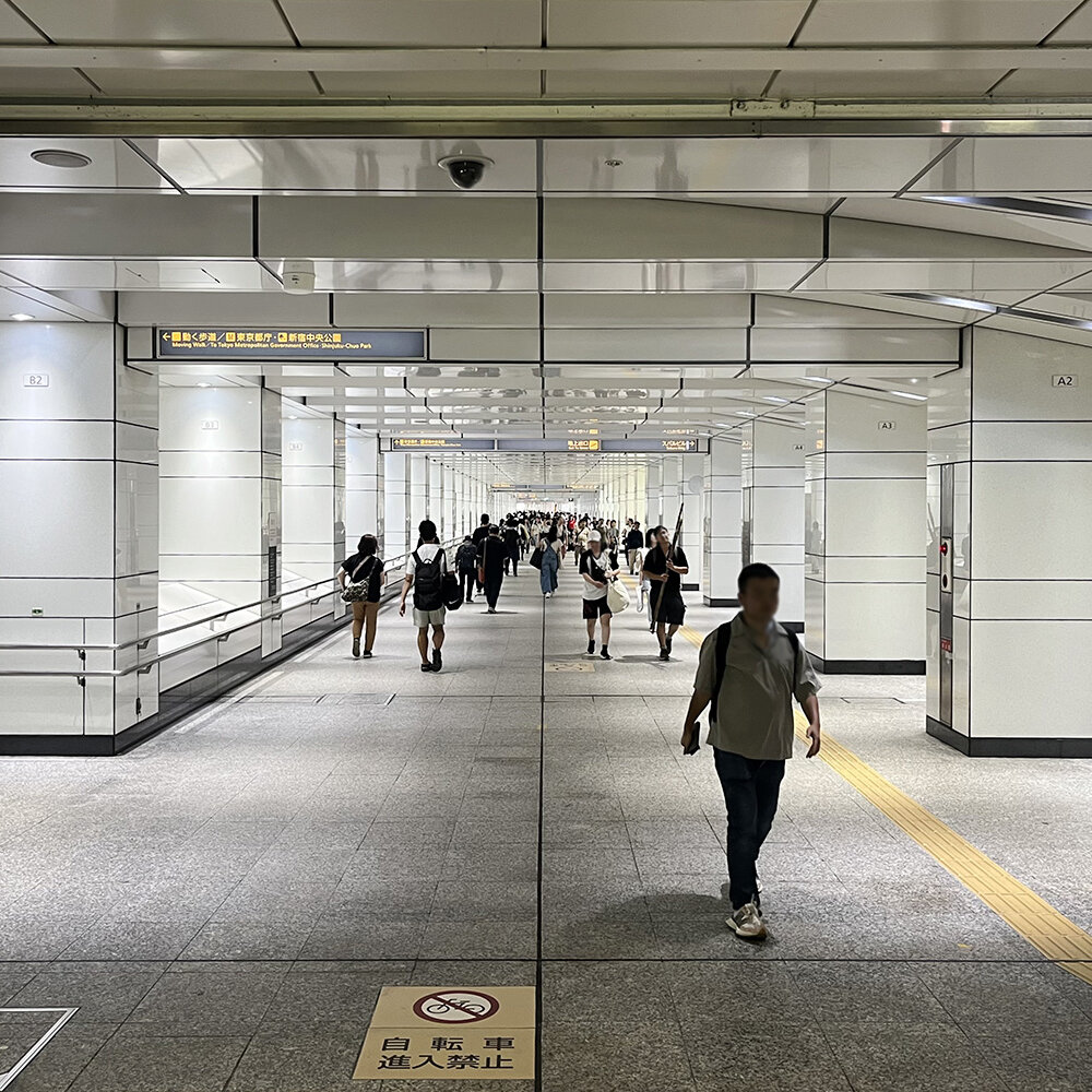 【東京街角クイズ】この写真、どこの地下通路でしょう？〈全6問〉
