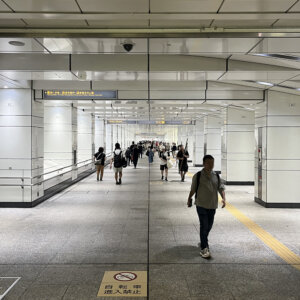 【東京街角クイズ】この写真、どこの地下通路でしょう？〈全6問〉