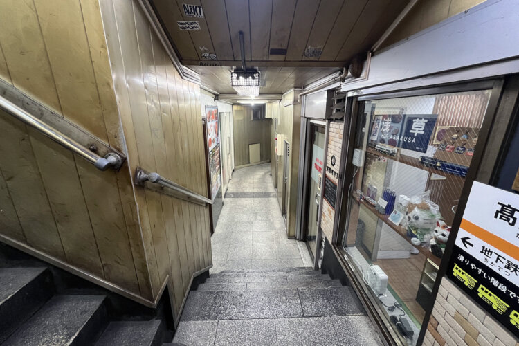 新仲見世通りからの浅草地下商店街への入り口は、初めてだと不安になる道のり。