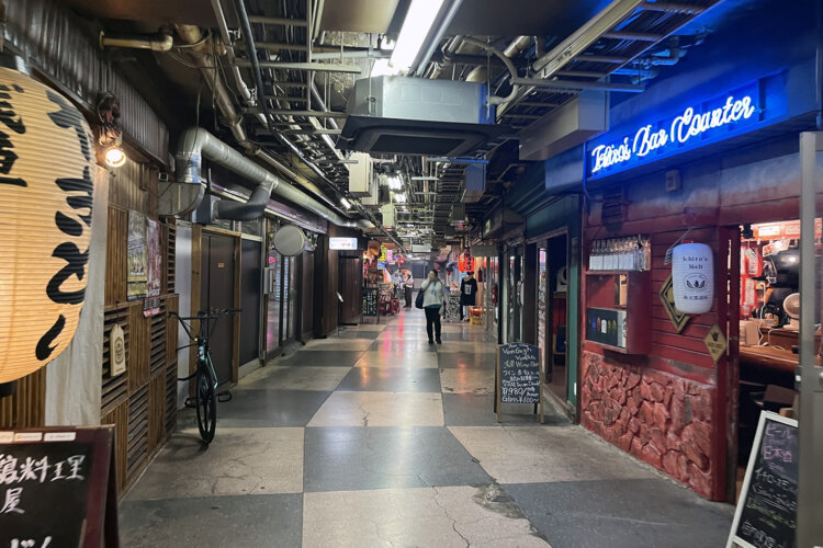 ディープな異空間が広がる浅草地下商店街。