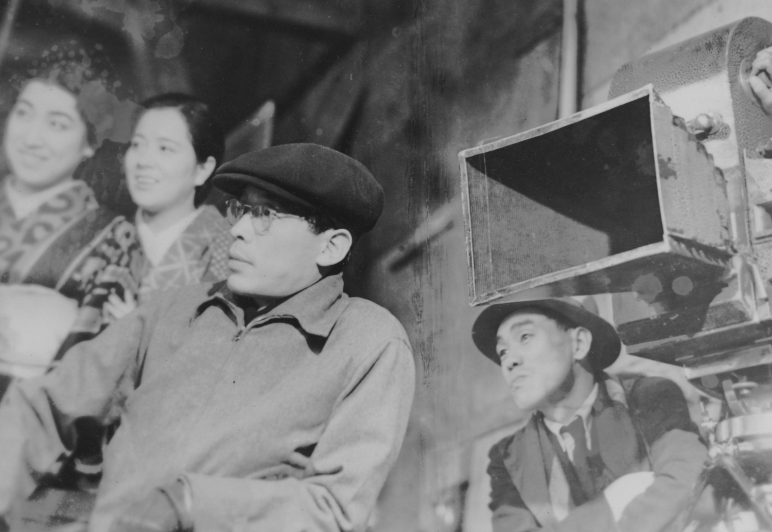 1. 『露営の歌』(1938年) 撮影スナップ [左から 山路ふみ子、浦辺粂子、溝口健二、青島順一郎] 国立映画アーカイブ所蔵