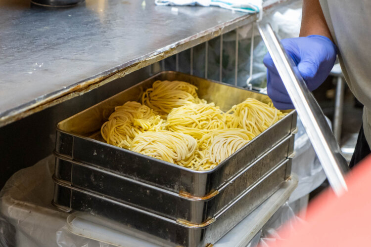 湘南の『麻生製麺』から仕入れている中太の麺。