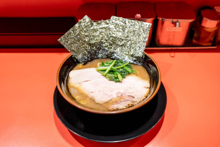 スタンダードなラーメン900円。チャーシューの大きさに目を見張る。