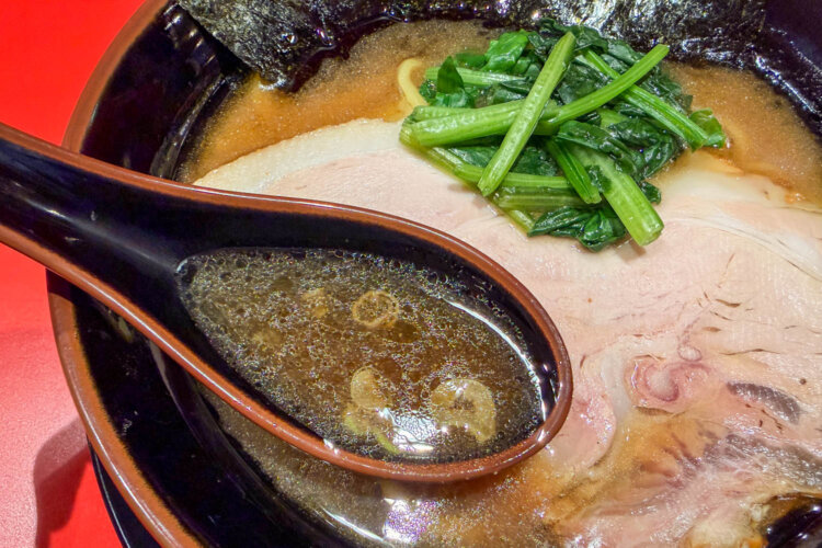 醤油の味わいが際立つスープ。