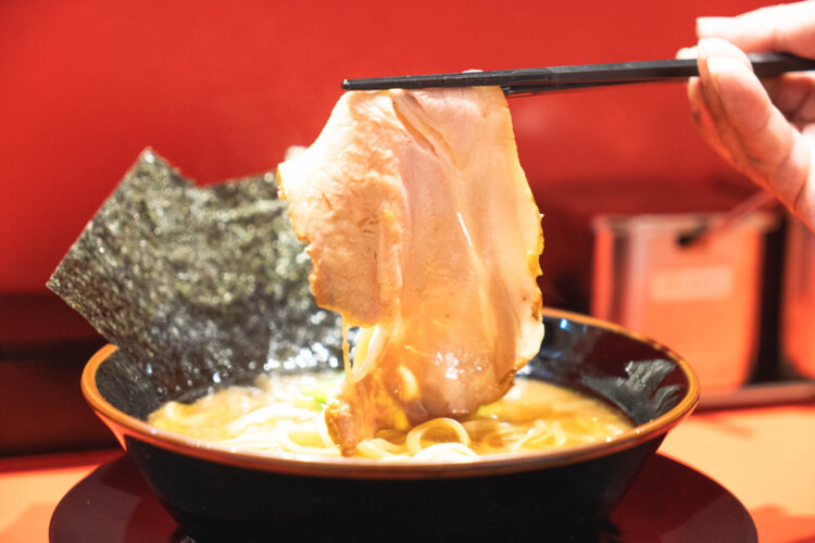 燻した香ばしさがたまらないチャーシュー。食べ応えもバッチリ。