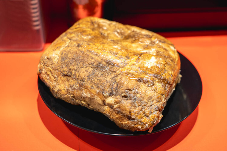 自慢のチャーシュー。これで40人前ほど。切れ端を使った肉飯も名物だ。