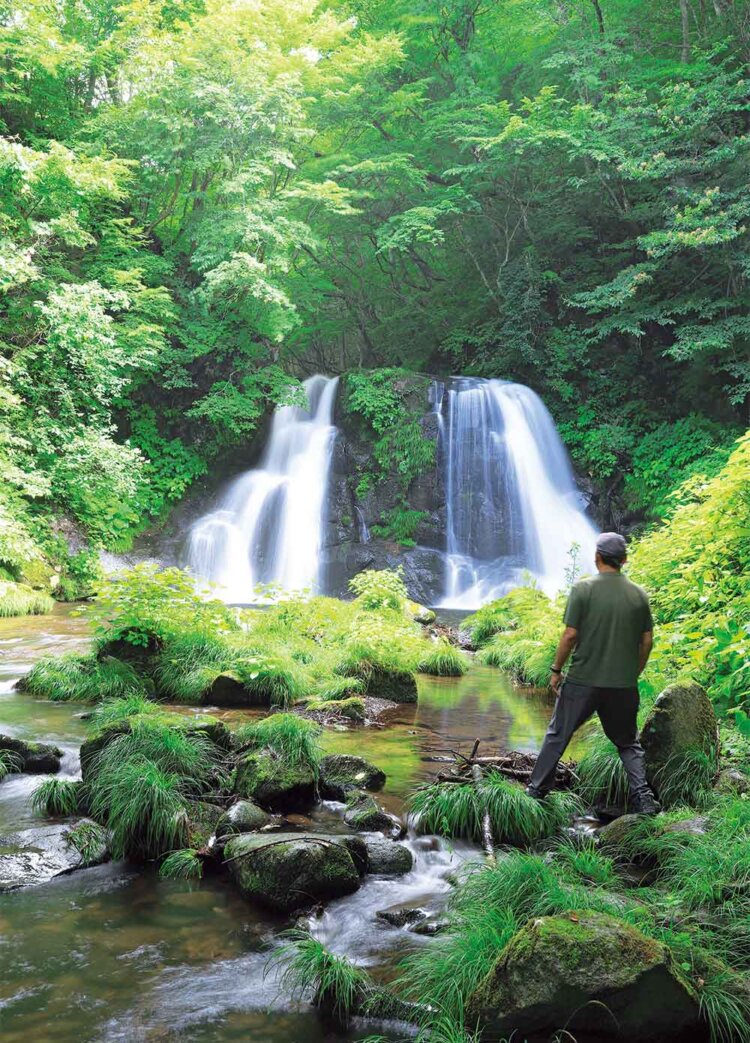 橋の手前から山道を少し下り、明神滝を望む（運動靴推奨）。橋の上からも眺望できる。
