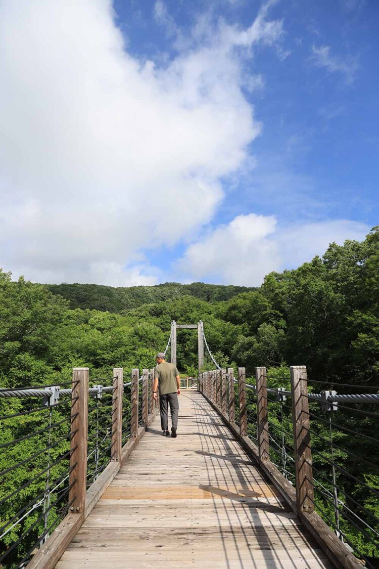 羽鳥湖湖畔の鶴沼川に架かるやすらぎ橋。