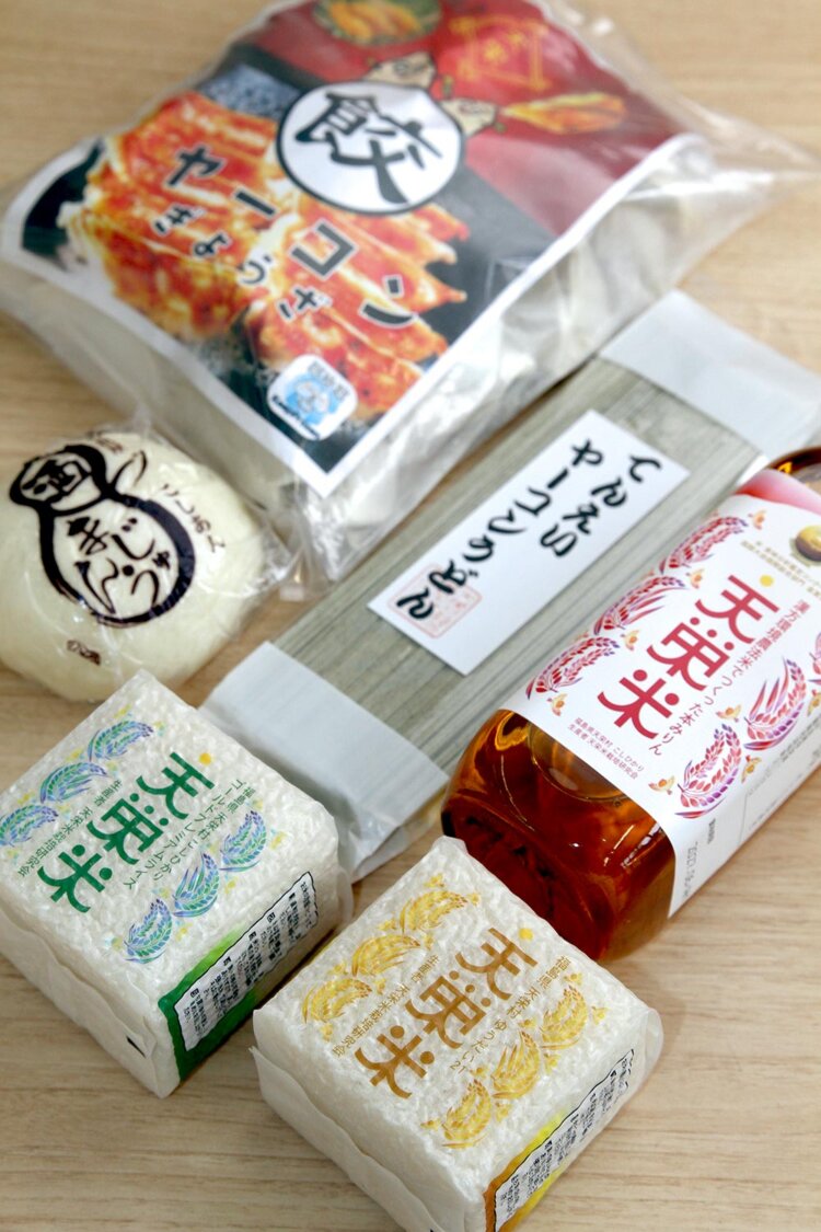 人気で売り切れることも多い天栄米ゆうだい21キューブ600円（手前）や、天栄米本みりん1980円、ヤーコンうどん302円、ヤーコン餃子30個入り1250円など。『道の駅 李の里天栄』で販売。