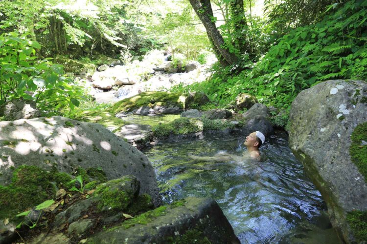 二俣川を望む露天風呂。
