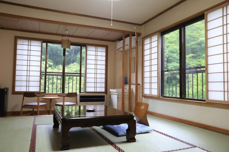 木々の緑が迫る客室「松」。和洋室も2室ある。