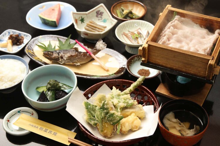 夕食には、白河高原清流豚のせいろ蒸しや山椒味噌を添えたキュウリと揚げナスなど。