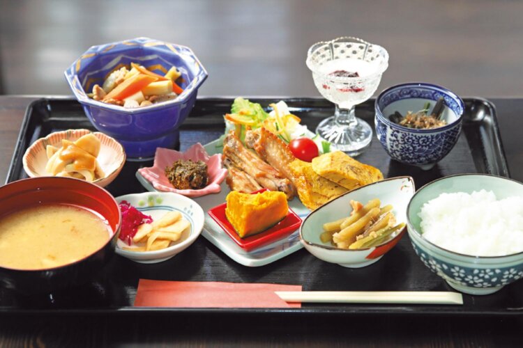 一日10食限定の里山ランチ1870円。旬の野菜や山菜を揚げる天ぷら770円も評判。