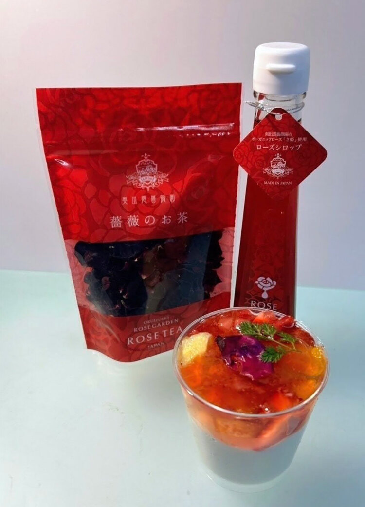 「奥出雲薔薇（ばら）園の“さ姫”で作った特製ソースのせパンナコッタ」は、“さ姫”の「薔薇のお茶」「ローズシロップ」使用で色と香りよし。