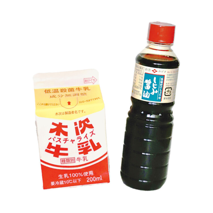 『ハロー』名物「宍道湖しじみ醤油 キャラメルみるくぷりん」に使われている、地元の名品「木次パスチャライズ牛乳」、井ゲタ醤油の「しじみ醤油」も販売中。