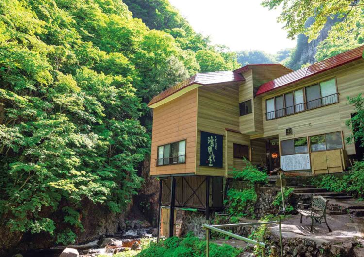 最上川のほとりに佇む一軒宿。