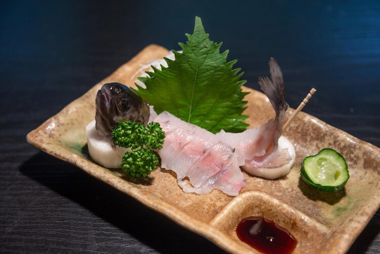 別注料理のイワナのお造りも里美さんがさばく。