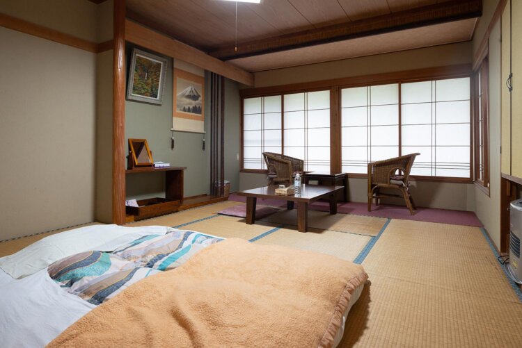 TVはなくシンプルな客室。トイレや洗面所は共同だ。