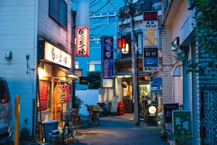 スナックやバーが軒を連ねるムーンロード。
