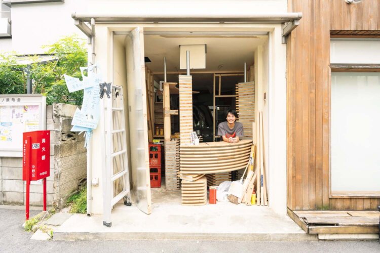 取材時、開業準備中だったコンビニ『ウェーブスストア』（2026年8月に開業）。『港丸』の刺し身が24時間購入可能になるそう。