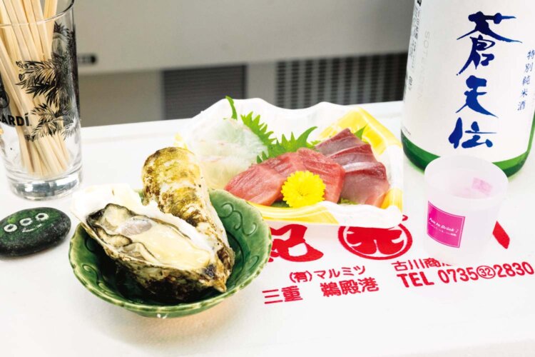 三陸ジオイスター600円。お刺身3点盛り900円前後。日本酒500円前後。
