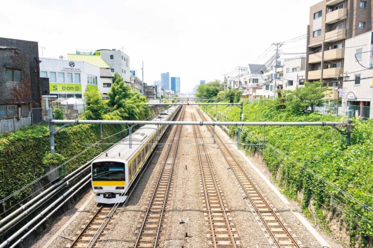 駅前の跨（こ）線橋から中野方面を眺める。