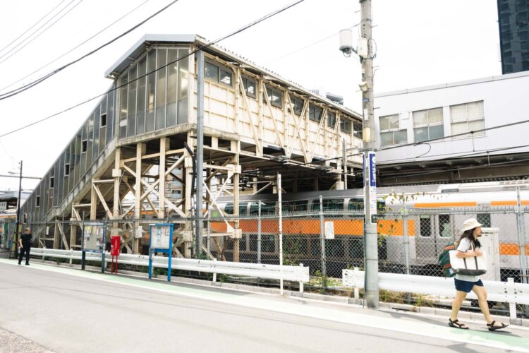 JR東中野駅東口には昔ながらの風情が残る。