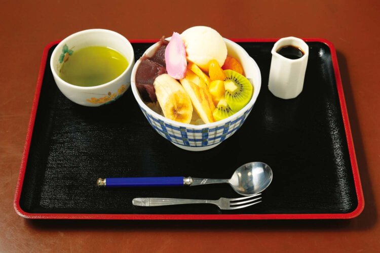 クリームあんみつ700円。
